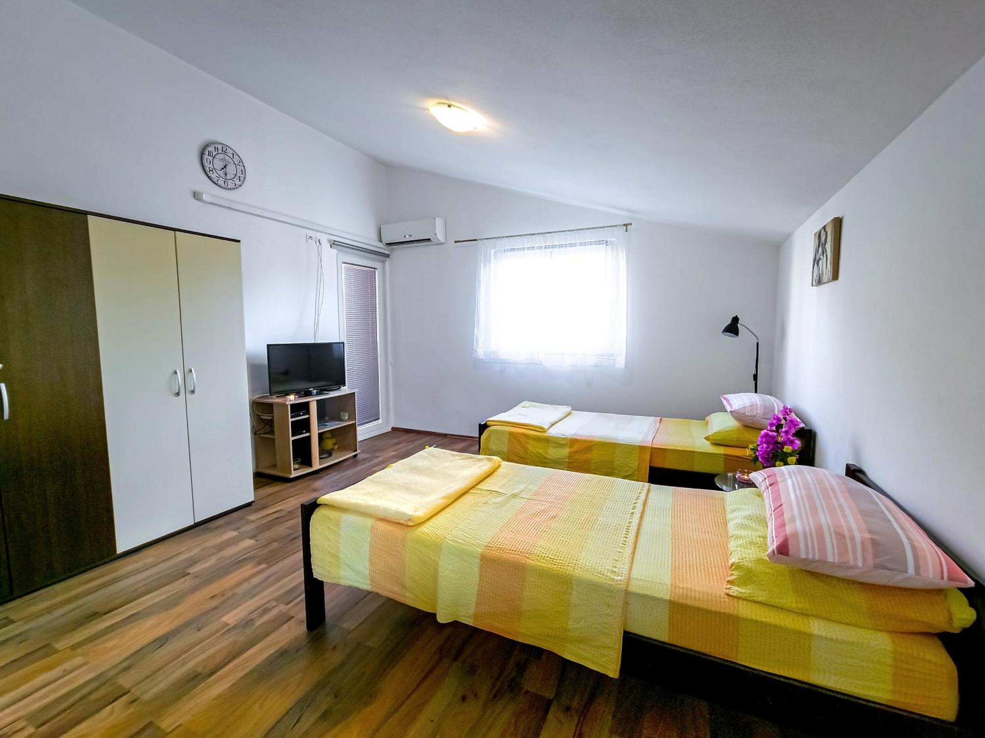 Apartments Mani Трогир Екстериор снимка