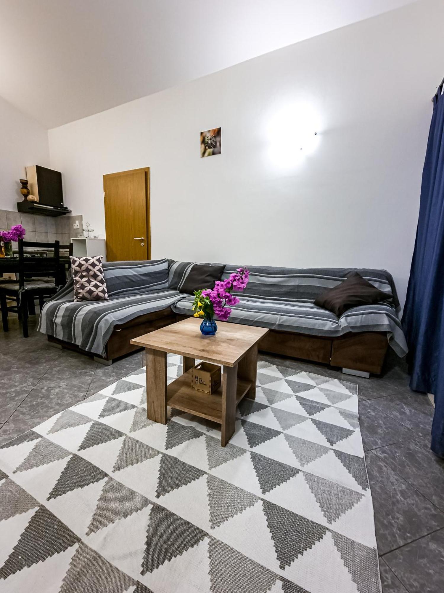 Apartments Mani Трогир Екстериор снимка