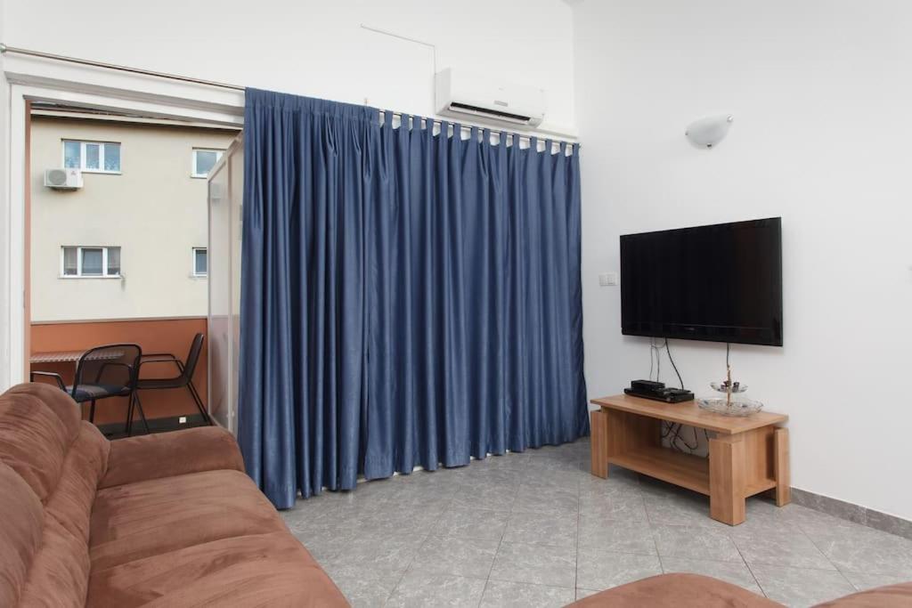 Apartments Mani Трогир Екстериор снимка