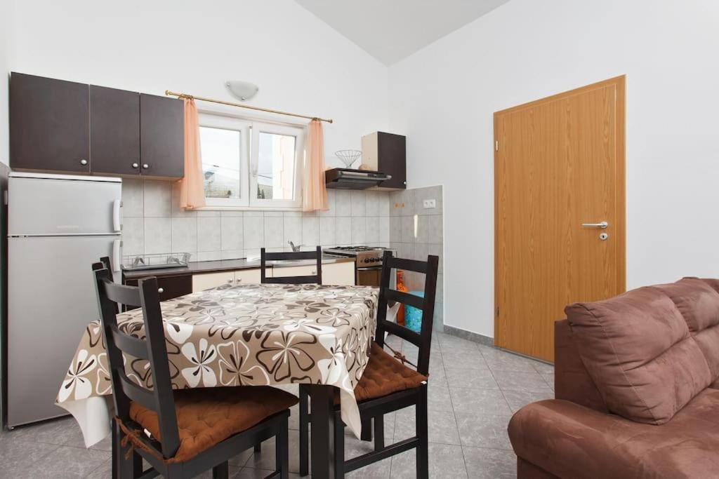 Apartments Mani Трогир Екстериор снимка